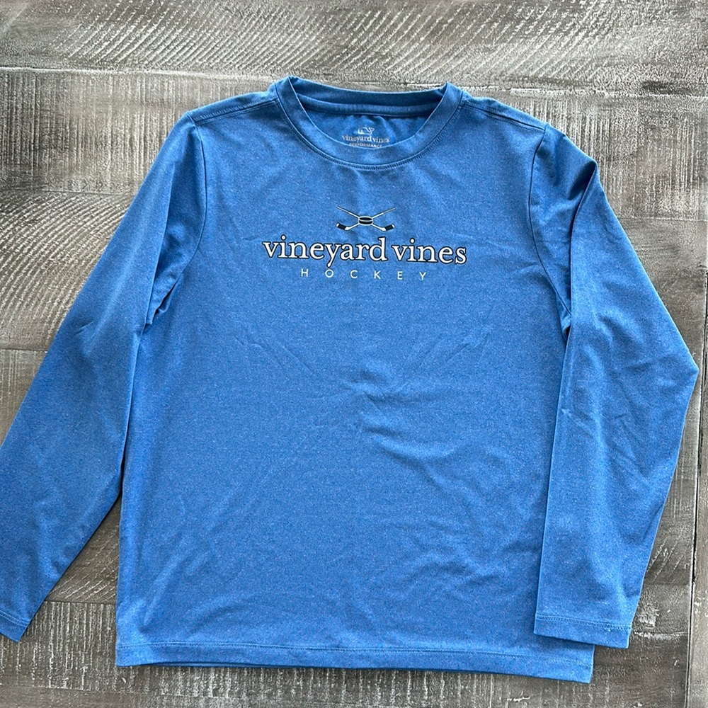 Like new! Vineyard Vines boy long sleeve shirt.
Performance fabric